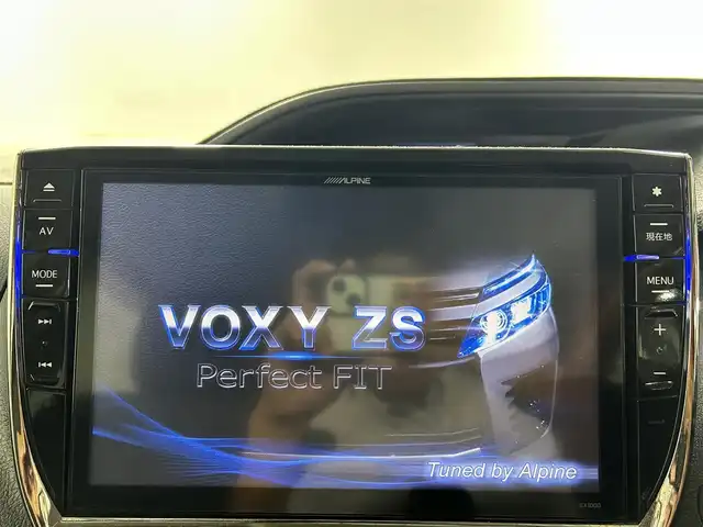 トヨタ ヴォクシー ZS 佐賀県 2014(平26)年 12万km ホワイトパールクリスタルシャイン 社外１０インチナビ/CD/DVD/フルセグTV/Bluetooth/HDMI/社外11.４インチフリップダウンモニター/両側パワースライドドア/前後ドライブレコーダー/ビルトインETC/フロアマット/ドアバイザー/サンシェード/電動格納ミラー/オートライト/LEDヘッドライト/純正１６インチアルミホイール