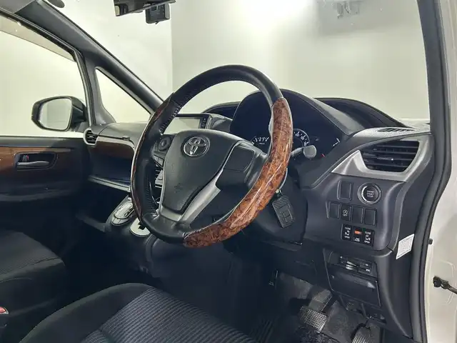 トヨタ ヴォクシー ZS 佐賀県 2014(平26)年 12万km ホワイトパールクリスタルシャイン 社外１０インチナビ/CD/DVD/フルセグTV/Bluetooth/HDMI/社外11.４インチフリップダウンモニター/両側パワースライドドア/前後ドライブレコーダー/ビルトインETC/フロアマット/ドアバイザー/サンシェード/電動格納ミラー/オートライト/LEDヘッドライト/純正１６インチアルミホイール