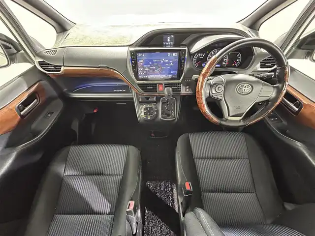 トヨタ ヴォクシー ZS 佐賀県 2014(平26)年 12万km ホワイトパールクリスタルシャイン 社外１０インチナビ/CD/DVD/フルセグTV/Bluetooth/HDMI/社外11.４インチフリップダウンモニター/両側パワースライドドア/前後ドライブレコーダー/ビルトインETC/フロアマット/ドアバイザー/サンシェード/電動格納ミラー/オートライト/LEDヘッドライト/純正１６インチアルミホイール