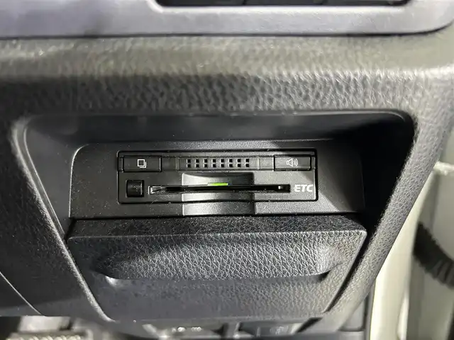トヨタ ヴォクシー ZS 佐賀県 2014(平26)年 12万km ホワイトパールクリスタルシャイン 社外１０インチナビ/CD/DVD/フルセグTV/Bluetooth/HDMI/社外11.４インチフリップダウンモニター/両側パワースライドドア/前後ドライブレコーダー/ビルトインETC/フロアマット/ドアバイザー/サンシェード/電動格納ミラー/オートライト/LEDヘッドライト/純正１６インチアルミホイール