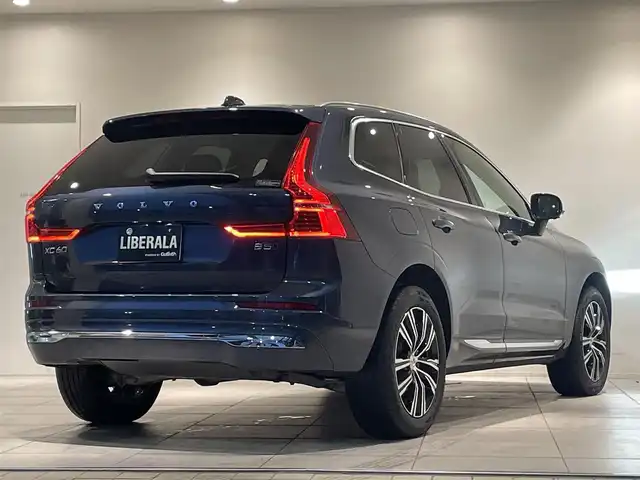 ボルボ ボルボ ＸＣ６０ B5 AWD インスクリプション 愛知県 2021(令3)年 1.1万km デニムブルーメタリック ベージュレザーシート　/シートヒーター　/エアコンシート　/ハーマンカードンサウンド　/オルフォス製クリスタルシフトノブ　/ＨＵＤ　/グーグルマップ　/３６０度カメラ　/ＡｐｐｌｅＣａｒＰｌａｙ　/ＡＣＣ　/ＬＫＡ/BSM/ドライブレコーダー/アイドリングストップ/パワーバックドア/LEDヘッドライト/ウィンカーミラー