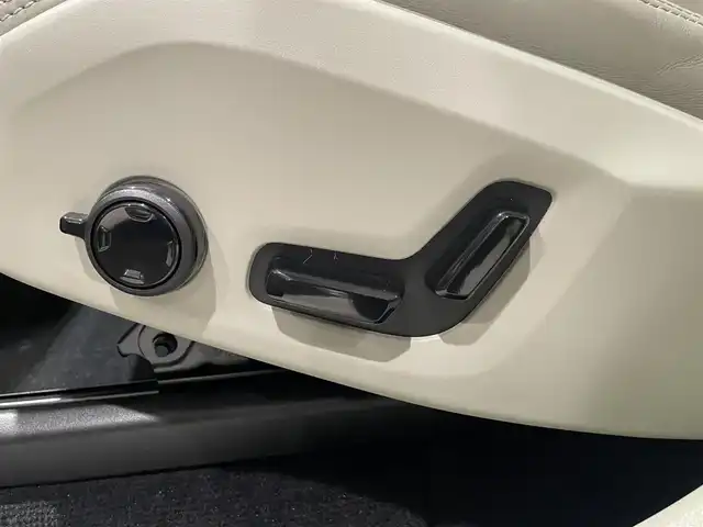 ボルボ ボルボ ＸＣ６０ B5 AWD インスクリプション 愛知県 2021(令3)年 1.1万km デニムブルーメタリック ベージュレザーシート　/シートヒーター　/エアコンシート　/ハーマンカードンサウンド　/オルフォス製クリスタルシフトノブ　/ＨＵＤ　/グーグルマップ　/３６０度カメラ　/ＡｐｐｌｅＣａｒＰｌａｙ　/ＡＣＣ　/ＬＫＡ/BSM/ドライブレコーダー/アイドリングストップ/パワーバックドア/LEDヘッドライト/ウィンカーミラー