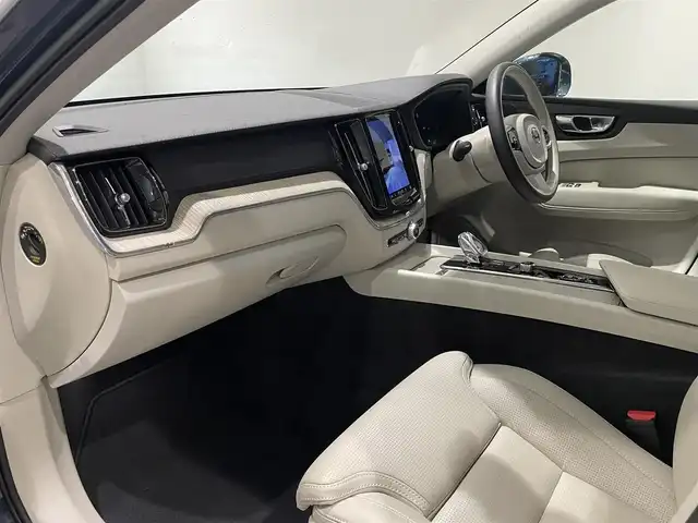 ボルボ ボルボ ＸＣ６０ B5 AWD インスクリプション 愛知県 2021(令3)年 1.1万km デニムブルーメタリック ベージュレザーシート　/シートヒーター　/エアコンシート　/ハーマンカードンサウンド　/オルフォス製クリスタルシフトノブ　/ＨＵＤ　/グーグルマップ　/３６０度カメラ　/ＡｐｐｌｅＣａｒＰｌａｙ　/ＡＣＣ　/ＬＫＡ/BSM/ドライブレコーダー/アイドリングストップ/パワーバックドア/LEDヘッドライト/ウィンカーミラー