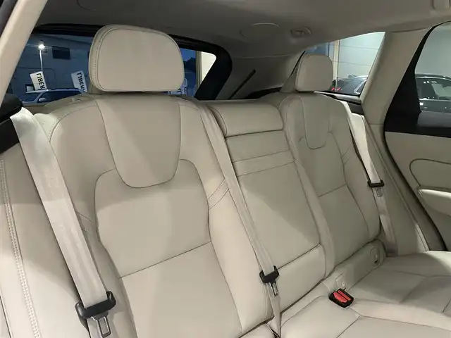 ボルボ ボルボ ＸＣ６０ B5 AWD インスクリプション 愛知県 2021(令3)年 1.1万km デニムブルーメタリック ベージュレザーシート　/シートヒーター　/エアコンシート　/ハーマンカードンサウンド　/オルフォス製クリスタルシフトノブ　/ＨＵＤ　/グーグルマップ　/３６０度カメラ　/ＡｐｐｌｅＣａｒＰｌａｙ　/ＡＣＣ　/ＬＫＡ/BSM/ドライブレコーダー/アイドリングストップ/パワーバックドア/LEDヘッドライト/ウィンカーミラー