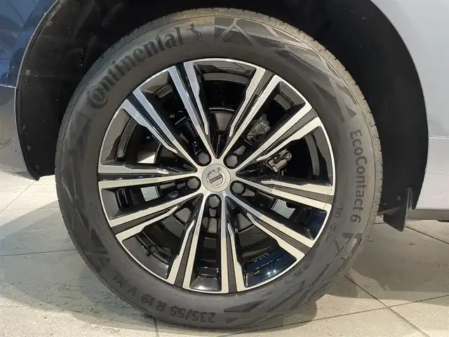 ボルボ ボルボ ＸＣ６０ B5 AWD インスクリプション 愛知県 2021(令3)年 1.1万km デニムブルーメタリック ベージュレザーシート　/シートヒーター　/エアコンシート　/ハーマンカードンサウンド　/オルフォス製クリスタルシフトノブ　/ＨＵＤ　/グーグルマップ　/３６０度カメラ　/ＡｐｐｌｅＣａｒＰｌａｙ　/ＡＣＣ　/ＬＫＡ/BSM/ドライブレコーダー/アイドリングストップ/パワーバックドア/LEDヘッドライト/ウィンカーミラー