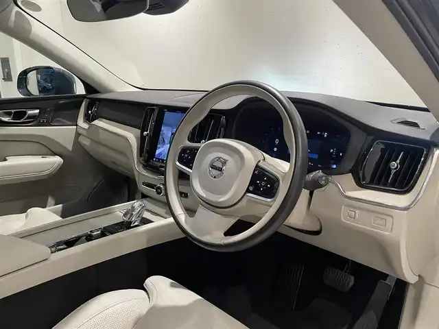ボルボ ボルボ ＸＣ６０ B5 AWD インスクリプション 愛知県 2021(令3)年 1.1万km デニムブルーメタリック ベージュレザーシート　/シートヒーター　/エアコンシート　/ハーマンカードンサウンド　/オルフォス製クリスタルシフトノブ　/ＨＵＤ　/グーグルマップ　/３６０度カメラ　/ＡｐｐｌｅＣａｒＰｌａｙ　/ＡＣＣ　/ＬＫＡ/BSM/ドライブレコーダー/アイドリングストップ/パワーバックドア/LEDヘッドライト/ウィンカーミラー