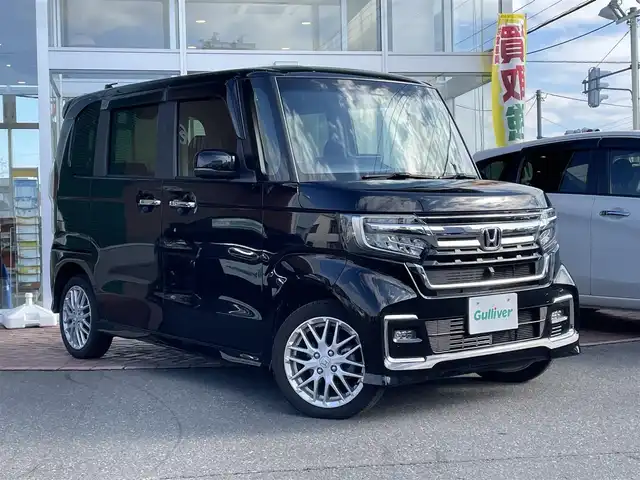ホンダ Ｎ ＢＯＸ カスタム L ターボ 道央・札幌 2023(令5)年 1.2万km クリスタルブラックパール 登録時走行距離12/001km/ワンオーナー/　４　W　D　/寒冷地仕様/ターボ/ホンダセンシング/　・レーンキープアシスト/　・衝突軽減ブレーキ/　・誤発進抑制機能/　・後方誤発進抑制機能/　・歩行者事故軽減ステアリング/　・先行車発進お知らせ機能/　・オートハイビーム/純正ナビ（CD/DVD/FM/AM/SD/BT)/フルセグ（走行中視聴可能）/バックカメラ/フロントカメラ/ウィンカーミラー/クルーズコントロール（追従走行あり）/アイドリングストップ/ドアバイザー/プッシュスタート/両側パワースライドドア/ETC/ドライブレコーダー/スペアキー×１/純正エンジンスターター/ベンチシート/純正フロアマット/シートヒーター（運転席/助手席）/横滑り防止装置/盗難防止装置/フォグランプ/ステアリングスイッチ/革巻きステアリング/イルミネーションコントロール/ECONスイッチ/ワイパー間欠時間コントローラー/パドルシフト/MTモード付AT/ミラーヒーター/プラズマクラスター搭載エアコン/ヘッドライトレベライザー/シートバックテーブル