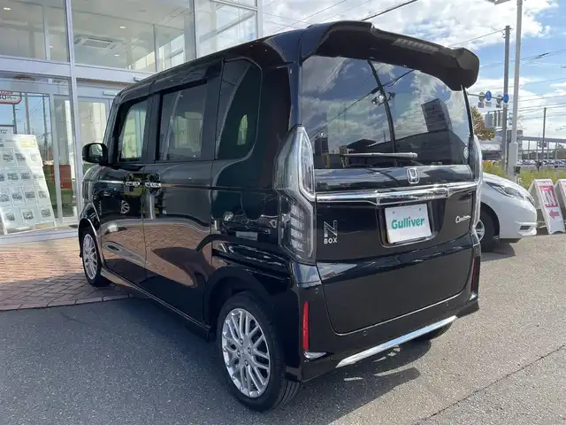 ホンダ Ｎ ＢＯＸ カスタム L ターボ 道央・札幌 2023(令5)年 1.2万km クリスタルブラックパール 登録時走行距離12/001km/ワンオーナー/　４　W　D　/寒冷地仕様/ターボ/ホンダセンシング/　・レーンキープアシスト/　・衝突軽減ブレーキ/　・誤発進抑制機能/　・後方誤発進抑制機能/　・歩行者事故軽減ステアリング/　・先行車発進お知らせ機能/　・オートハイビーム/純正ナビ（CD/DVD/FM/AM/SD/BT)/フルセグ（走行中視聴可能）/バックカメラ/フロントカメラ/ウィンカーミラー/クルーズコントロール（追従走行あり）/アイドリングストップ/ドアバイザー/プッシュスタート/両側パワースライドドア/ETC/ドライブレコーダー/スペアキー×１/純正エンジンスターター/ベンチシート/純正フロアマット/シートヒーター（運転席/助手席）/横滑り防止装置/盗難防止装置/フォグランプ/ステアリングスイッチ/革巻きステアリング/イルミネーションコントロール/ECONスイッチ/ワイパー間欠時間コントローラー/パドルシフト/MTモード付AT/ミラーヒーター/プラズマクラスター搭載エアコン/ヘッドライトレベライザー/シートバックテーブル