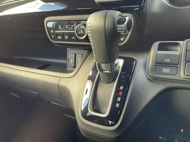 ホンダ Ｎ ＢＯＸ カスタム L ターボ 道央・札幌 2023(令5)年 1.2万km クリスタルブラックパール 登録時走行距離12/001km/ワンオーナー/　４　W　D　/寒冷地仕様/ターボ/ホンダセンシング/　・レーンキープアシスト/　・衝突軽減ブレーキ/　・誤発進抑制機能/　・後方誤発進抑制機能/　・歩行者事故軽減ステアリング/　・先行車発進お知らせ機能/　・オートハイビーム/純正ナビ（CD/DVD/FM/AM/SD/BT)/フルセグ（走行中視聴可能）/バックカメラ/フロントカメラ/ウィンカーミラー/クルーズコントロール（追従走行あり）/アイドリングストップ/ドアバイザー/プッシュスタート/両側パワースライドドア/ETC/ドライブレコーダー/スペアキー×１/純正エンジンスターター/ベンチシート/純正フロアマット/シートヒーター（運転席/助手席）/横滑り防止装置/盗難防止装置/フォグランプ/ステアリングスイッチ/革巻きステアリング/イルミネーションコントロール/ECONスイッチ/ワイパー間欠時間コントローラー/パドルシフト/MTモード付AT/ミラーヒーター/プラズマクラスター搭載エアコン/ヘッドライトレベライザー/シートバックテーブル