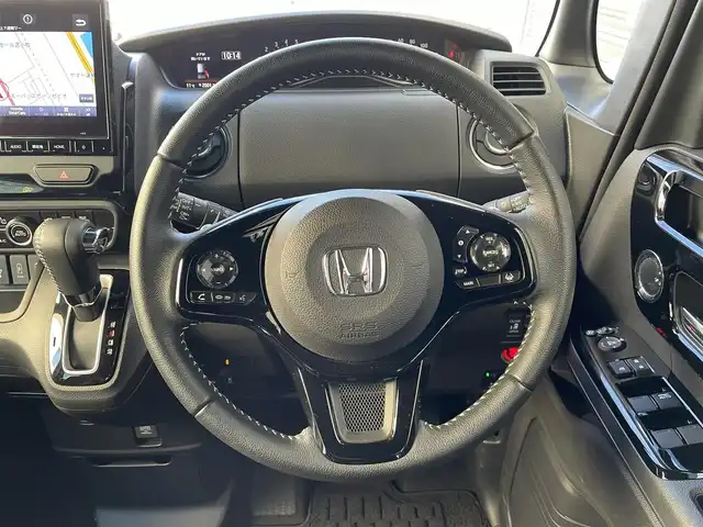 ホンダ Ｎ ＢＯＸ カスタム L ターボ 道央・札幌 2023(令5)年 1.2万km クリスタルブラックパール 登録時走行距離12/001km/ワンオーナー/　４　W　D　/寒冷地仕様/ターボ/ホンダセンシング/　・レーンキープアシスト/　・衝突軽減ブレーキ/　・誤発進抑制機能/　・後方誤発進抑制機能/　・歩行者事故軽減ステアリング/　・先行車発進お知らせ機能/　・オートハイビーム/純正ナビ（CD/DVD/FM/AM/SD/BT)/フルセグ（走行中視聴可能）/バックカメラ/フロントカメラ/ウィンカーミラー/クルーズコントロール（追従走行あり）/アイドリングストップ/ドアバイザー/プッシュスタート/両側パワースライドドア/ETC/ドライブレコーダー/スペアキー×１/純正エンジンスターター/ベンチシート/純正フロアマット/シートヒーター（運転席/助手席）/横滑り防止装置/盗難防止装置/フォグランプ/ステアリングスイッチ/革巻きステアリング/イルミネーションコントロール/ECONスイッチ/ワイパー間欠時間コントローラー/パドルシフト/MTモード付AT/ミラーヒーター/プラズマクラスター搭載エアコン/ヘッドライトレベライザー/シートバックテーブル