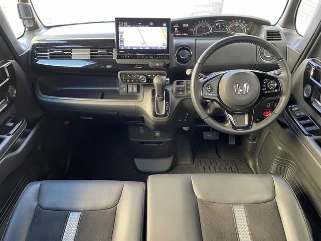 ホンダ Ｎ ＢＯＸ カスタム L ターボ 道央・札幌 2023(令5)年 1.2万km クリスタルブラックパール 登録時走行距離12001km/ワンオーナー/　４　W　D　/寒冷地仕様/ターボ/ホンダセンシング/　・レーンキープアシスト/　・衝突軽減ブレーキ/　・誤発進抑制機能/　・後方誤発進抑制機能/　・歩行者事故軽減ステアリング/　・先行車発進お知らせ機能/　・オートハイビーム/純正ナビ（CD/DVD/FM/AM/SD/BT)/フルセグ（走行中視聴可能）/バックカメラ/フロントカメラ/ウィンカーミラー/クルーズコントロール（追従走行あり）/アイドリングストップ/ドアバイザー/プッシュスタート/両側パワースライドドア/ETC/ドライブレコーダー/スペアキー×１/純正エンジンスターター/ベンチシート/純正フロアマット/シートヒーター（運転席/助手席）/横滑り防止装置/盗難防止装置/フォグランプ/ステアリングスイッチ/革巻きステアリング/イルミネーションコントロール/ECONスイッチ/ワイパー間欠時間コントローラー/パドルシフト/MTモード付AT/ミラーヒーター/プラズマクラスター搭載エアコン/ヘッドライトレベライザー/シートバックテーブル