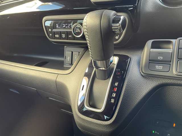 ホンダ Ｎ ＢＯＸ カスタム L ターボ 道央・札幌 2023(令5)年 1.2万km クリスタルブラックパール 登録時走行距離12001km/ワンオーナー/　４　W　D　/寒冷地仕様/ターボ/ホンダセンシング/　・レーンキープアシスト/　・衝突軽減ブレーキ/　・誤発進抑制機能/　・後方誤発進抑制機能/　・歩行者事故軽減ステアリング/　・先行車発進お知らせ機能/　・オートハイビーム/純正ナビ（CD/DVD/FM/AM/SD/BT)/フルセグ（走行中視聴可能）/バックカメラ/フロントカメラ/ウィンカーミラー/クルーズコントロール（追従走行あり）/アイドリングストップ/ドアバイザー/プッシュスタート/両側パワースライドドア/ETC/ドライブレコーダー/スペアキー×１/純正エンジンスターター/ベンチシート/純正フロアマット/シートヒーター（運転席/助手席）/横滑り防止装置/盗難防止装置/フォグランプ/ステアリングスイッチ/革巻きステアリング/イルミネーションコントロール/ECONスイッチ/ワイパー間欠時間コントローラー/パドルシフト/MTモード付AT/ミラーヒーター/プラズマクラスター搭載エアコン/ヘッドライトレベライザー/シートバックテーブル