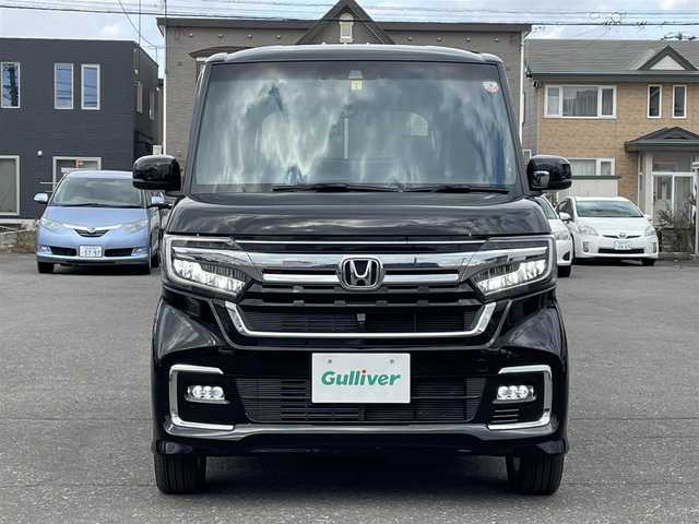 ホンダ Ｎ ＢＯＸ カスタム L ターボ 道央・札幌 2023(令5)年 1.2万km クリスタルブラックパール 登録時走行距離12001km/ワンオーナー/　４　W　D　/寒冷地仕様/ターボ/ホンダセンシング/　・レーンキープアシスト/　・衝突軽減ブレーキ/　・誤発進抑制機能/　・後方誤発進抑制機能/　・歩行者事故軽減ステアリング/　・先行車発進お知らせ機能/　・オートハイビーム/純正ナビ（CD/DVD/FM/AM/SD/BT)/フルセグ（走行中視聴可能）/バックカメラ/フロントカメラ/ウィンカーミラー/クルーズコントロール（追従走行あり）/アイドリングストップ/ドアバイザー/プッシュスタート/両側パワースライドドア/ETC/ドライブレコーダー/スペアキー×１/純正エンジンスターター/ベンチシート/純正フロアマット/シートヒーター（運転席/助手席）/横滑り防止装置/盗難防止装置/フォグランプ/ステアリングスイッチ/革巻きステアリング/イルミネーションコントロール/ECONスイッチ/ワイパー間欠時間コントローラー/パドルシフト/MTモード付AT/ミラーヒーター/プラズマクラスター搭載エアコン/ヘッドライトレベライザー/シートバックテーブル