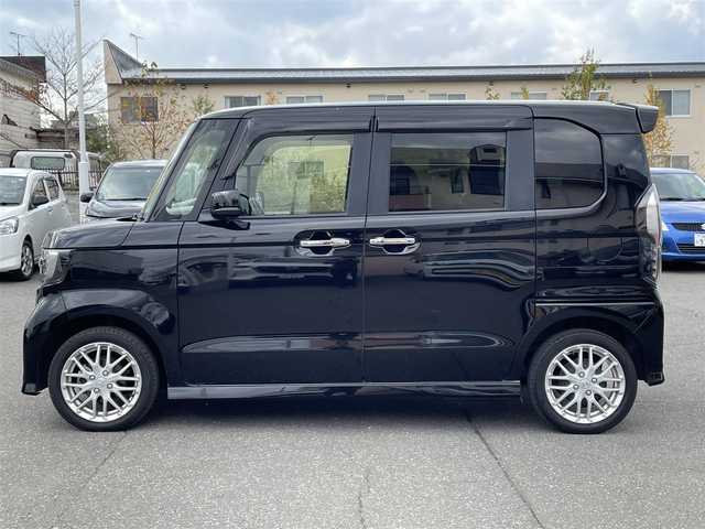 ホンダ Ｎ ＢＯＸ カスタム L ターボ 道央・札幌 2023(令5)年 1.2万km クリスタルブラックパール 登録時走行距離12001km/ワンオーナー/　４　W　D　/寒冷地仕様/ターボ/ホンダセンシング/　・レーンキープアシスト/　・衝突軽減ブレーキ/　・誤発進抑制機能/　・後方誤発進抑制機能/　・歩行者事故軽減ステアリング/　・先行車発進お知らせ機能/　・オートハイビーム/純正ナビ（CD/DVD/FM/AM/SD/BT)/フルセグ（走行中視聴可能）/バックカメラ/フロントカメラ/ウィンカーミラー/クルーズコントロール（追従走行あり）/アイドリングストップ/ドアバイザー/プッシュスタート/両側パワースライドドア/ETC/ドライブレコーダー/スペアキー×１/純正エンジンスターター/ベンチシート/純正フロアマット/シートヒーター（運転席/助手席）/横滑り防止装置/盗難防止装置/フォグランプ/ステアリングスイッチ/革巻きステアリング/イルミネーションコントロール/ECONスイッチ/ワイパー間欠時間コントローラー/パドルシフト/MTモード付AT/ミラーヒーター/プラズマクラスター搭載エアコン/ヘッドライトレベライザー/シートバックテーブル