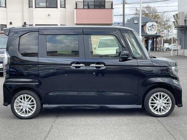 ホンダ Ｎ ＢＯＸ カスタム L ターボ 道央・札幌 2023(令5)年 1.2万km クリスタルブラックパール 登録時走行距離12001km/ワンオーナー/　４　W　D　/寒冷地仕様/ターボ/ホンダセンシング/　・レーンキープアシスト/　・衝突軽減ブレーキ/　・誤発進抑制機能/　・後方誤発進抑制機能/　・歩行者事故軽減ステアリング/　・先行車発進お知らせ機能/　・オートハイビーム/純正ナビ（CD/DVD/FM/AM/SD/BT)/フルセグ（走行中視聴可能）/バックカメラ/フロントカメラ/ウィンカーミラー/クルーズコントロール（追従走行あり）/アイドリングストップ/ドアバイザー/プッシュスタート/両側パワースライドドア/ETC/ドライブレコーダー/スペアキー×１/純正エンジンスターター/ベンチシート/純正フロアマット/シートヒーター（運転席/助手席）/横滑り防止装置/盗難防止装置/フォグランプ/ステアリングスイッチ/革巻きステアリング/イルミネーションコントロール/ECONスイッチ/ワイパー間欠時間コントローラー/パドルシフト/MTモード付AT/ミラーヒーター/プラズマクラスター搭載エアコン/ヘッドライトレベライザー/シートバックテーブル