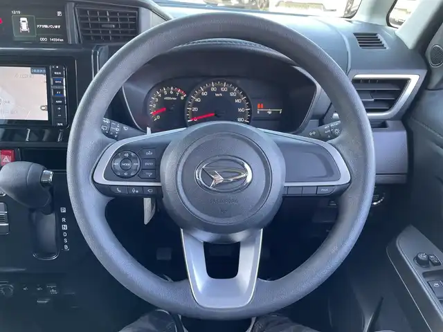 ダイハツ トール G 東京都 2023(令5)年 1.5万km ブラックマイカメタリック 純正ナビ/Bluetooth/プッシュスタート/プリクラッシュセーフティ/バックカメラ/前席シートヒーター/フルセグテレビ/コーナーセンサー/盗難防止/アイドリングストップ/ETC/プッシュスタート/キーレスエントリー/横滑り防止装置/純正ドライブレコーダー