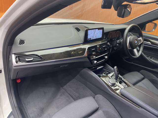 ＢＭＷ ５２３ｄ Mスポーツ 千葉県 2017(平29)年 6万km アルピンホワイト Mパフォーマンスエアロ　/ACC　/ドライビングアシストプラス　/純正ナビ　/360°カメラ　/パワーシート　/パワートランク　/インテリジェントセーフティ　/LCW　/LDW　/コンフォートアクセス　　/ドライブレコーダー　/ETC