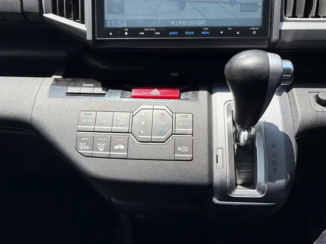 ホンダ ステップワゴン スパーダ Z 埼玉県 2014(平26)年 9.1万km ホワイトオーキッドパール ・ディーラー点検記録複数年有/・ワンオーナー　/コンフォートビューパッケージ/［親水/ヒーテッドドアミラー+フロントドア撥水ガラス］/・ナビ装着用スペシャルパッケージ/・純正9インチプレミアムインターナビTV　DVD BT　/・バックカメラ　/・ＥＴＣ　/・両側パワースライドドア　/・リア両側イージードアクローザー/・オートライト　/ディスチャージヘッドライト＜HID＞/（ロービーム、オートレベリング/オートライトコントロール機構付）　/・アクティブコーナリングライト/・フォグライト　　/・クルーズコントロール　/・パドルシフト/・Hondaスマートキーシステム（Hondaスマートキー2個付）/・１６インチアルミホイール＋スチールラジアルタイヤ（205/60R16 92H　ＢＳレグノサマータイヤ）/・クルーズコントロール/・スーパーＵＶカットフロントドアガラス/・保証書/・取説