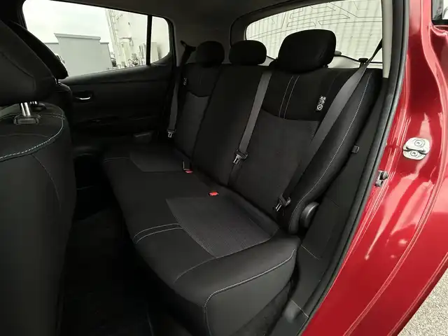 日産 リーフ X 群馬県 2018(平30)年 11.1万km ラディアントレッド ワンオーナー/純正SDナビ/（AM/FM/DISC/USB/Bluetooth/AUX/ワンセグTV）/前席シートヒーター/ステアリングヒーター/バックカメラ/横滑り防止装置/衝突被害軽減ブレーキ/ハロゲンオートヘッドライト/純正フロアマット/純正16インチホイールキャップ/ETC/e-pedal/スマートキー/プッシュスタート/純正充電ケーブル車載/保証書/取扱説明書