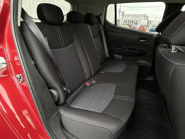 日産 リーフ X 群馬県 2018(平30)年 11.1万km ラディアントレッド ワンオーナー/純正SDナビ/（AM/FM/DISC/USB/Bluetooth/AUX/ワンセグTV）/前席シートヒーター/ステアリングヒーター/バックカメラ/横滑り防止装置/衝突被害軽減ブレーキ/ハロゲンオートヘッドライト/純正フロアマット/純正16インチホイールキャップ/ETC/e-pedal/スマートキー/プッシュスタート/純正充電ケーブル車載/保証書/取扱説明書
