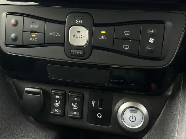 日産 リーフ X 群馬県 2018(平30)年 11.1万km ラディアントレッド ワンオーナー/純正SDナビ/（AM/FM/DISC/USB/Bluetooth/AUX/ワンセグTV）/前席シートヒーター/ステアリングヒーター/バックカメラ/横滑り防止装置/衝突被害軽減ブレーキ/ハロゲンオートヘッドライト/純正フロアマット/純正16インチホイールキャップ/ETC/e-pedal/スマートキー/プッシュスタート/純正充電ケーブル車載/保証書/取扱説明書