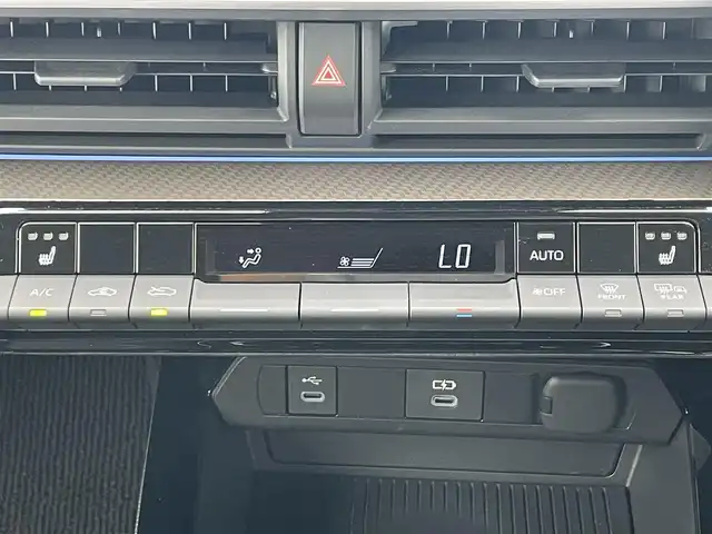 トヨタ プリウス U 滋賀県 2023(令5)年 0.9万km プラチナホワイトパールマイカ ディスプレイオーディオ /・Bluetooth/・フルセグ/全方位カメラ /LEDヘッドライト/オートハイビーム/シートヒーター/革巻きステアリング/追従クルコン/レーンキープアシスト/クリアランスソナー/電動格納ミラー/AC100V/BSM