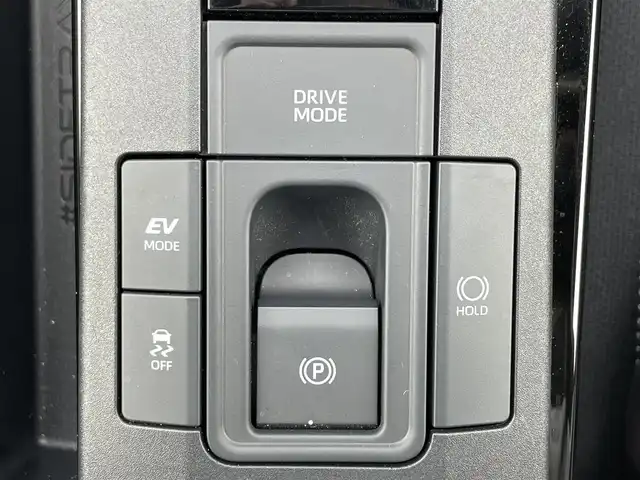 トヨタ プリウス U 滋賀県 2023(令5)年 0.9万km プラチナホワイトパールマイカ ディスプレイオーディオ /・Bluetooth/・フルセグ/全方位カメラ /LEDヘッドライト/オートハイビーム/シートヒーター/革巻きステアリング/追従クルコン/レーンキープアシスト/クリアランスソナー/電動格納ミラー/AC100V/BSM