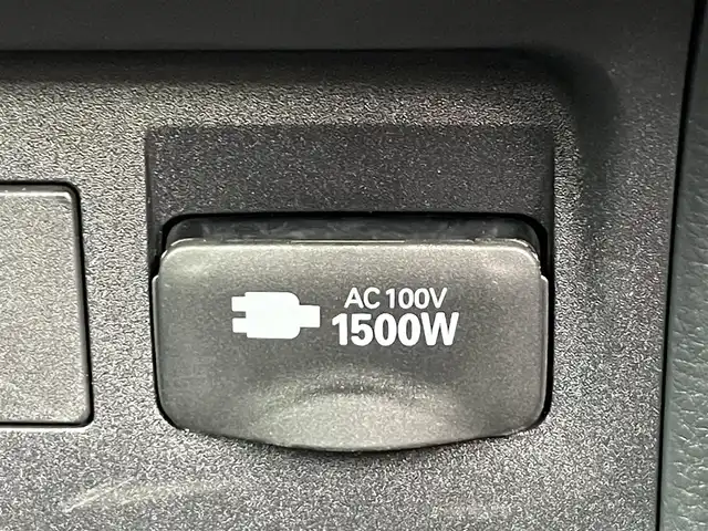 トヨタ プリウス U 滋賀県 2023(令5)年 0.9万km プラチナホワイトパールマイカ ディスプレイオーディオ /・Bluetooth/・フルセグ/全方位カメラ /LEDヘッドライト/オートハイビーム/シートヒーター/革巻きステアリング/追従クルコン/レーンキープアシスト/クリアランスソナー/電動格納ミラー/AC100V/BSM
