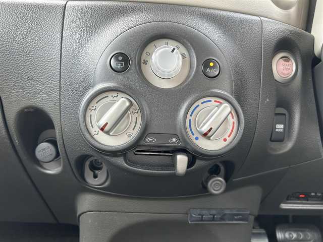 日産 キューブ 15X 富山県 2018(平30)年 8.1万km スーパーブラック 純正ＳＤナビ／/フルセグＴＶ／/Ｂｌｕｅｔｏｏｔｈ／/バックカメラ／/インテリジェントキー／/アイドリングストップ／/プッシュスタートエンジン／/ビルトインＥＴＣ／/ステアリングスイッチ／/ベンチシート