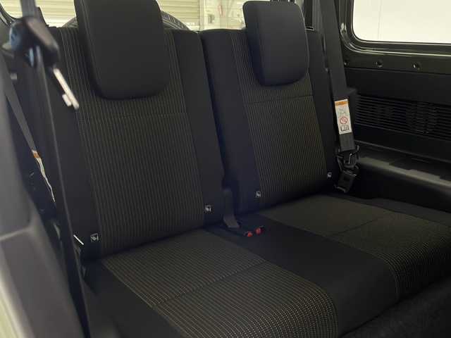 スズキ ジムニー XC 宮崎県 2025(令7)年 0.1万km未満 ジャングルグリーン ワンオーナー/禁煙車/登録時走行距離12キロ/盗難防止装置/衝突被害軽減システム/クルーズコントロール/コーナーセンサー/レーンキープアシスト/横滑り防止装置/エアバッグ（運転席・助手席・サイド）/4WD/ダウンヒルアシストコントロール/前席シートヒーター/スマートキー2ケ/純正フロアマット/背面タイヤ/純正アルミホイール/ABS/オートライト/パワーウィンドウ/LEDライト/保証書/取扱説明書