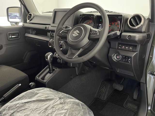 スズキ ジムニー XC 宮崎県 2025(令7)年 0.1万km未満 ジャングルグリーン ワンオーナー/禁煙車/登録時走行距離12キロ/盗難防止装置/衝突被害軽減システム/クルーズコントロール/コーナーセンサー/レーンキープアシスト/横滑り防止装置/エアバッグ（運転席・助手席・サイド）/4WD/ダウンヒルアシストコントロール/前席シートヒーター/スマートキー2ケ/純正フロアマット/背面タイヤ/純正アルミホイール/ABS/オートライト/パワーウィンドウ/LEDライト/保証書/取扱説明書