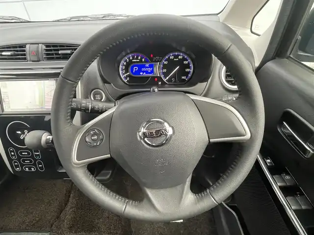 日産 デイズ ハイウェイスターX 千葉県 2018(平30)年 0.2万km ブラック 衝突軽減ブレーキ/全方位カメラ/純正７インチナビ/フルセグＴＶ/Ｂｌｕｅｔｏｏｔｈ/ＥＴＣ/ＨＩＤヘッドライト/助手席回転シート/レーンアシスト/コーナーセンサー/純正１４インチＡＷ