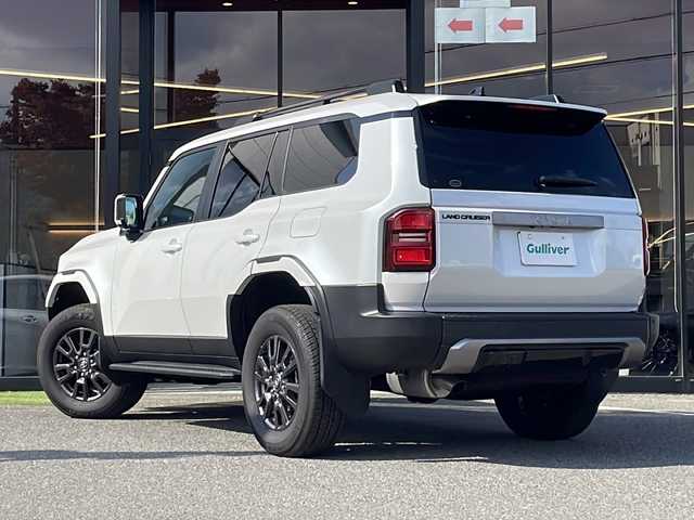 トヨタ ランドクルーザー ２５０ VX 大阪府 2024(令6)年 0.4万km プラチナホワイトパールマイカ ワンオーナー/サンルーフ/モデリスタパッケージ/モデリスタシグネチャーイルミブレード/モデリスタオーバーフェンダーホワイト/モデリスタリアスポイラー/丸目ヘッドランプ（標準角目積み込み）/純正ディスプレイオーディオ/（フルセグＴＶ・Bluetooth・USB）/パノラミックビューモニター/デジタルインナーミラー/セーフティセンス/・プリクラッシュセーフティ/・レーンディパーチャーアラート/・オートマチックハイビーム/・ドライバー異常時対応システム/・プロアクティブドライビングアシスト/・発進遅れ告知機能/・レーントレーシングアシスト/・レーダークルーズコントロール/・ロードサインアシスト/パワーバックドア/ブラインドスポットモニター/LEDヘッドライト/スマートキー/ビルトインETC2.0/D席パワーシート/黒レザーシート/前席シートヒーター/前席エアシート/リアクロストラフィックアラート/リアカメラディテクション/安心降車アシスト/車両接近サポート/横滑り防止機能/保証書/取説/スペアキー