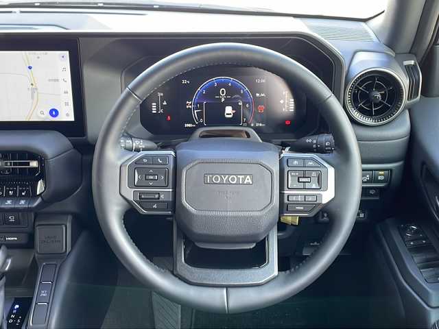 トヨタ ランドクルーザー ２５０ VX 大阪府 2024(令6)年 0.4万km プラチナホワイトパールマイカ ワンオーナー/サンルーフ/モデリスタパッケージ/モデリスタシグネチャーイルミブレード/モデリスタオーバーフェンダーホワイト/モデリスタリアスポイラー/丸目ヘッドランプ（標準角目積み込み）/純正ディスプレイオーディオ/（フルセグＴＶ・Bluetooth・USB）/パノラミックビューモニター/デジタルインナーミラー/セーフティセンス/・プリクラッシュセーフティ/・レーンディパーチャーアラート/・オートマチックハイビーム/・ドライバー異常時対応システム/・プロアクティブドライビングアシスト/・発進遅れ告知機能/・レーントレーシングアシスト/・レーダークルーズコントロール/・ロードサインアシスト/パワーバックドア/ブラインドスポットモニター/LEDヘッドライト/スマートキー/ビルトインETC2.0/D席パワーシート/黒レザーシート/前席シートヒーター/前席エアシート/リアクロストラフィックアラート/リアカメラディテクション/安心降車アシスト/車両接近サポート/横滑り防止機能/保証書/取説/スペアキー