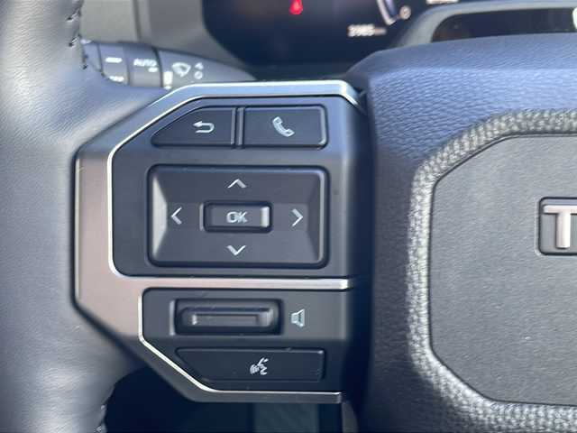 トヨタ ランドクルーザー ２５０ VX 大阪府 2024(令6)年 0.4万km プラチナホワイトパールマイカ ワンオーナー/サンルーフ/モデリスタパッケージ/モデリスタシグネチャーイルミブレード/モデリスタオーバーフェンダーホワイト/モデリスタリアスポイラー/丸目ヘッドランプ（標準角目積み込み）/純正ディスプレイオーディオ/（フルセグＴＶ・Bluetooth・USB）/パノラミックビューモニター/デジタルインナーミラー/セーフティセンス/・プリクラッシュセーフティ/・レーンディパーチャーアラート/・オートマチックハイビーム/・ドライバー異常時対応システム/・プロアクティブドライビングアシスト/・発進遅れ告知機能/・レーントレーシングアシスト/・レーダークルーズコントロール/・ロードサインアシスト/パワーバックドア/ブラインドスポットモニター/LEDヘッドライト/スマートキー/ビルトインETC2.0/D席パワーシート/黒レザーシート/前席シートヒーター/前席エアシート/リアクロストラフィックアラート/リアカメラディテクション/安心降車アシスト/車両接近サポート/横滑り防止機能/保証書/取説/スペアキー