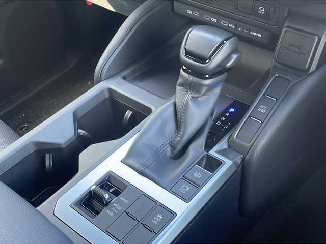 トヨタ ランドクルーザー ２５０ VX 大阪府 2024(令6)年 0.4万km プラチナホワイトパールマイカ ワンオーナー/サンルーフ/モデリスタパッケージ/モデリスタシグネチャーイルミブレード/モデリスタオーバーフェンダーホワイト/モデリスタリアスポイラー/丸目ヘッドランプ（標準角目積み込み）/純正ディスプレイオーディオ/（フルセグＴＶ・Bluetooth・USB）/パノラミックビューモニター/デジタルインナーミラー/セーフティセンス/・プリクラッシュセーフティ/・レーンディパーチャーアラート/・オートマチックハイビーム/・ドライバー異常時対応システム/・プロアクティブドライビングアシスト/・発進遅れ告知機能/・レーントレーシングアシスト/・レーダークルーズコントロール/・ロードサインアシスト/パワーバックドア/ブラインドスポットモニター/LEDヘッドライト/スマートキー/ビルトインETC2.0/D席パワーシート/黒レザーシート/前席シートヒーター/前席エアシート/リアクロストラフィックアラート/リアカメラディテクション/安心降車アシスト/車両接近サポート/横滑り防止機能/保証書/取説/スペアキー