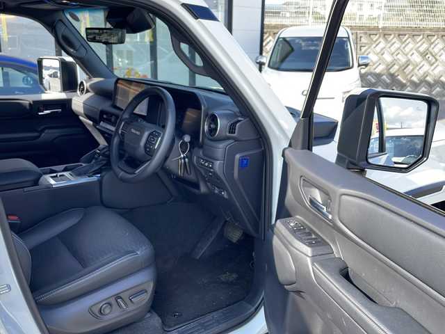 トヨタ ランドクルーザー ２５０ VX 大阪府 2024(令6)年 0.4万km プラチナホワイトパールマイカ ワンオーナー/サンルーフ/モデリスタパッケージ/モデリスタシグネチャーイルミブレード/モデリスタオーバーフェンダーホワイト/モデリスタリアスポイラー/丸目ヘッドランプ（標準角目積み込み）/純正ディスプレイオーディオ/（フルセグＴＶ・Bluetooth・USB）/パノラミックビューモニター/デジタルインナーミラー/セーフティセンス/・プリクラッシュセーフティ/・レーンディパーチャーアラート/・オートマチックハイビーム/・ドライバー異常時対応システム/・プロアクティブドライビングアシスト/・発進遅れ告知機能/・レーントレーシングアシスト/・レーダークルーズコントロール/・ロードサインアシスト/パワーバックドア/ブラインドスポットモニター/LEDヘッドライト/スマートキー/ビルトインETC2.0/D席パワーシート/黒レザーシート/前席シートヒーター/前席エアシート/リアクロストラフィックアラート/リアカメラディテクション/安心降車アシスト/車両接近サポート/横滑り防止機能/保証書/取説/スペアキー