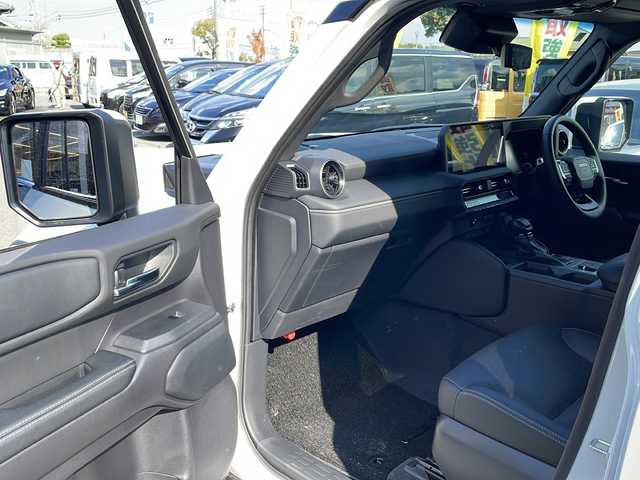 トヨタ ランドクルーザー ２５０ VX 大阪府 2024(令6)年 0.4万km プラチナホワイトパールマイカ ワンオーナー/サンルーフ/モデリスタパッケージ/モデリスタシグネチャーイルミブレード/モデリスタオーバーフェンダーホワイト/モデリスタリアスポイラー/丸目ヘッドランプ（標準角目積み込み）/純正ディスプレイオーディオ/（フルセグＴＶ・Bluetooth・USB）/パノラミックビューモニター/デジタルインナーミラー/セーフティセンス/・プリクラッシュセーフティ/・レーンディパーチャーアラート/・オートマチックハイビーム/・ドライバー異常時対応システム/・プロアクティブドライビングアシスト/・発進遅れ告知機能/・レーントレーシングアシスト/・レーダークルーズコントロール/・ロードサインアシスト/パワーバックドア/ブラインドスポットモニター/LEDヘッドライト/スマートキー/ビルトインETC2.0/D席パワーシート/黒レザーシート/前席シートヒーター/前席エアシート/リアクロストラフィックアラート/リアカメラディテクション/安心降車アシスト/車両接近サポート/横滑り防止機能/保証書/取説/スペアキー