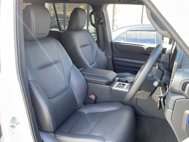 トヨタ ランドクルーザー ２５０ VX 大阪府 2024(令6)年 0.4万km プラチナホワイトパールマイカ ワンオーナー/サンルーフ/モデリスタパッケージ/モデリスタシグネチャーイルミブレード/モデリスタオーバーフェンダーホワイト/モデリスタリアスポイラー/丸目ヘッドランプ（標準角目積み込み）/純正ディスプレイオーディオ/（フルセグＴＶ・Bluetooth・USB）/パノラミックビューモニター/デジタルインナーミラー/セーフティセンス/・プリクラッシュセーフティ/・レーンディパーチャーアラート/・オートマチックハイビーム/・ドライバー異常時対応システム/・プロアクティブドライビングアシスト/・発進遅れ告知機能/・レーントレーシングアシスト/・レーダークルーズコントロール/・ロードサインアシスト/パワーバックドア/ブラインドスポットモニター/LEDヘッドライト/スマートキー/ビルトインETC2.0/D席パワーシート/黒レザーシート/前席シートヒーター/前席エアシート/リアクロストラフィックアラート/リアカメラディテクション/安心降車アシスト/車両接近サポート/横滑り防止機能/保証書/取説/スペアキー