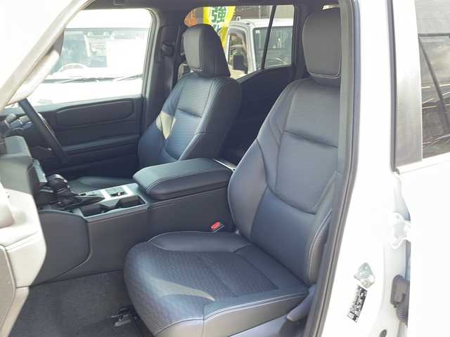 トヨタ ランドクルーザー ２５０ VX 大阪府 2024(令6)年 0.4万km プラチナホワイトパールマイカ ワンオーナー/サンルーフ/モデリスタパッケージ/モデリスタシグネチャーイルミブレード/モデリスタオーバーフェンダーホワイト/モデリスタリアスポイラー/丸目ヘッドランプ（標準角目積み込み）/純正ディスプレイオーディオ/（フルセグＴＶ・Bluetooth・USB）/パノラミックビューモニター/デジタルインナーミラー/セーフティセンス/・プリクラッシュセーフティ/・レーンディパーチャーアラート/・オートマチックハイビーム/・ドライバー異常時対応システム/・プロアクティブドライビングアシスト/・発進遅れ告知機能/・レーントレーシングアシスト/・レーダークルーズコントロール/・ロードサインアシスト/パワーバックドア/ブラインドスポットモニター/LEDヘッドライト/スマートキー/ビルトインETC2.0/D席パワーシート/黒レザーシート/前席シートヒーター/前席エアシート/リアクロストラフィックアラート/リアカメラディテクション/安心降車アシスト/車両接近サポート/横滑り防止機能/保証書/取説/スペアキー