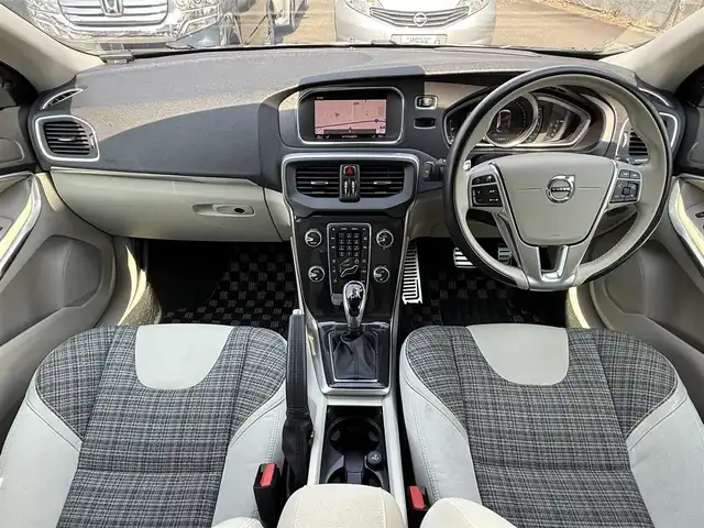 ボルボ Ｖ４０ T3 モメンタム 静岡県 2018(平30)年 4.7万km 紺 ハーフレザーシート /BLIS/純正ナビ/(CD/DVD/Bluetooth/フルセグ)/衝突被害軽減システム/バックカメラ/アダプティブクルーズコントロール/レーンキープアシスト/パーキングアシスト/パワーシート/シートヒーター/スマートキー/ETC/フロアマット/純正17インチアルミホイール/保証書/取説/スペアキー