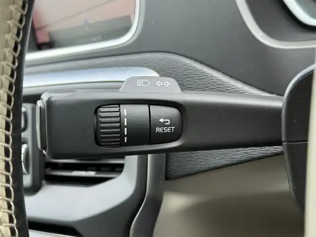 ボルボ Ｖ４０ T3 モメンタム 静岡県 2018(平30)年 4.7万km 紺 ハーフレザーシート /BLIS/純正ナビ/(CD/DVD/Bluetooth/フルセグ)/衝突被害軽減システム/バックカメラ/アダプティブクルーズコントロール/レーンキープアシスト/パーキングアシスト/パワーシート/シートヒーター/スマートキー/ETC/フロアマット/純正17インチアルミホイール/保証書/取説/スペアキー