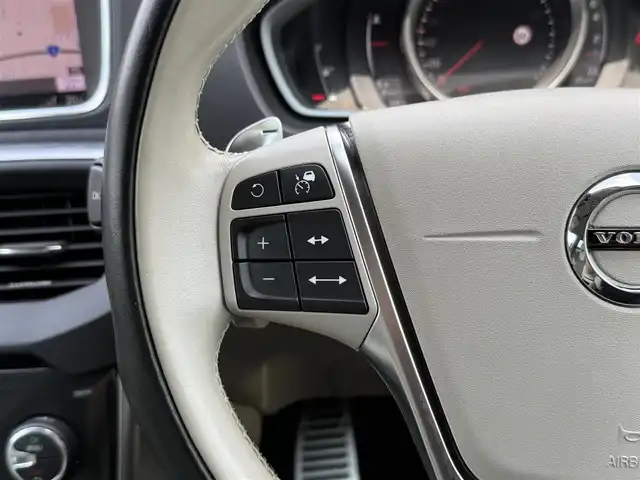 ボルボ Ｖ４０ T3 モメンタム 静岡県 2018(平30)年 4.7万km 紺 ハーフレザーシート /BLIS/純正ナビ/(CD/DVD/Bluetooth/フルセグ)/衝突被害軽減システム/バックカメラ/アダプティブクルーズコントロール/レーンキープアシスト/パーキングアシスト/パワーシート/シートヒーター/スマートキー/ETC/フロアマット/純正17インチアルミホイール/保証書/取説/スペアキー