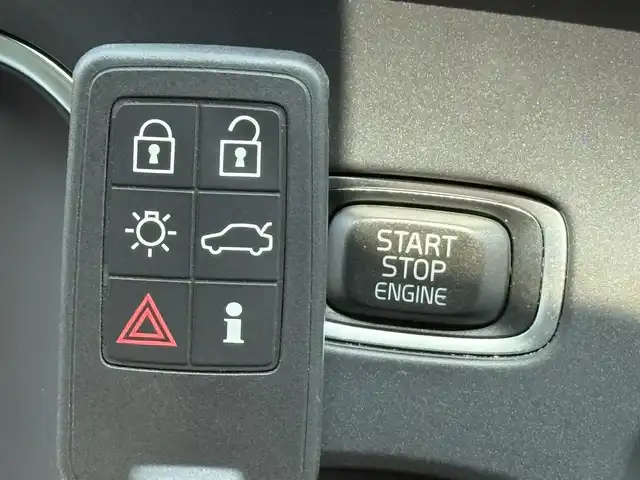 ボルボ Ｖ４０ T3 モメンタム 静岡県 2018(平30)年 4.7万km 紺 ハーフレザーシート /BLIS/純正ナビ/(CD/DVD/Bluetooth/フルセグ)/衝突被害軽減システム/バックカメラ/アダプティブクルーズコントロール/レーンキープアシスト/パーキングアシスト/パワーシート/シートヒーター/スマートキー/ETC/フロアマット/純正17インチアルミホイール/保証書/取説/スペアキー