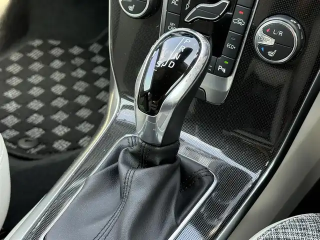 ボルボ Ｖ４０ T3 モメンタム 静岡県 2018(平30)年 4.7万km 紺 ハーフレザーシート /BLIS/純正ナビ/(CD/DVD/Bluetooth/フルセグ)/衝突被害軽減システム/バックカメラ/アダプティブクルーズコントロール/レーンキープアシスト/パーキングアシスト/パワーシート/シートヒーター/スマートキー/ETC/フロアマット/純正17インチアルミホイール/保証書/取説/スペアキー