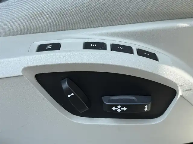 ボルボ Ｖ４０ T3 モメンタム 静岡県 2018(平30)年 4.7万km 紺 ハーフレザーシート /BLIS/純正ナビ/(CD/DVD/Bluetooth/フルセグ)/衝突被害軽減システム/バックカメラ/アダプティブクルーズコントロール/レーンキープアシスト/パーキングアシスト/パワーシート/シートヒーター/スマートキー/ETC/フロアマット/純正17インチアルミホイール/保証書/取説/スペアキー