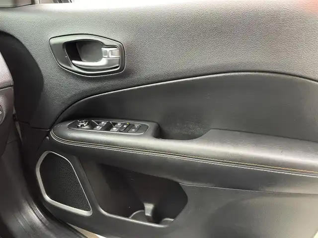 クライスラー・ジープ ジープ コンパス ロンジチュード 山梨県 2019(平31)年 4.1万km パール Ｕｃｏｎｅｃｔナビ/Ｂカメラ/ＥＴＣ２．０/ブラックルーフ/車線逸脱警告　/衝突軽減Ｂ　/純正１７インチAW　/ＩＮＮＯルーフキャリア/スペアキー