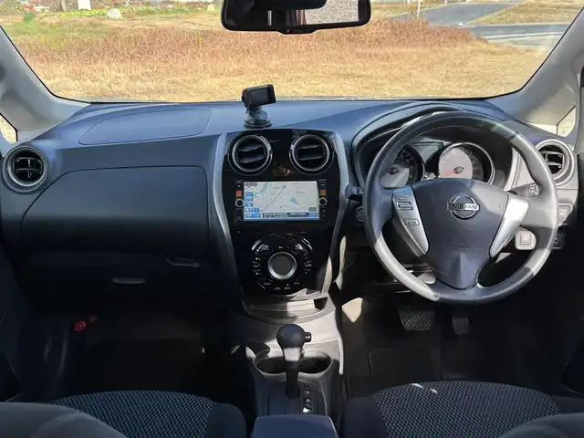 日産 ノート XVセレ +セーフ 兵庫県 2015(平27)年 5.9万km ラディアントレッド 純正ナビ/フルセグTV/Bluetooth接続可/DVD再生可/アラウンドビューモニター/ステアリングリモコン/AUTOライト/アイドリングストップ/車線逸脱警報/スマートキー×2/プッシュスタート/純正フロアマット/スペアタイヤ有