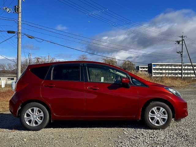 日産 ノート XVセレ +セーフ 兵庫県 2015(平27)年 5.9万km ラディアントレッド 純正ナビ/フルセグTV/Bluetooth接続可/DVD再生可/アラウンドビューモニター/ステアリングリモコン/AUTOライト/アイドリングストップ/車線逸脱警報/スマートキー×2/プッシュスタート/純正フロアマット/スペアタイヤ有