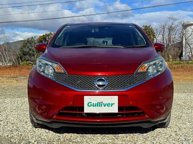 日産 ノート XVセレ +セーフ 兵庫県 2015(平27)年 5.9万km ラディアントレッド 純正ナビ/フルセグTV/Bluetooth接続可/DVD再生可/アラウンドビューモニター/ステアリングリモコン/AUTOライト/アイドリングストップ/車線逸脱警報/スマートキー×2/プッシュスタート/純正フロアマット/スペアタイヤ有